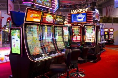 Studio produksi acara permainan langsung seniorbet88 dengan host profesional dan kamera broadcast